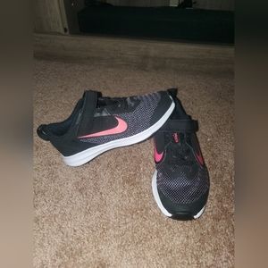 NIKE DOWNSHIFTER 9(PSV) GIRLS BLACK, WHITE, FUCHSIA - (SIZE 13C)